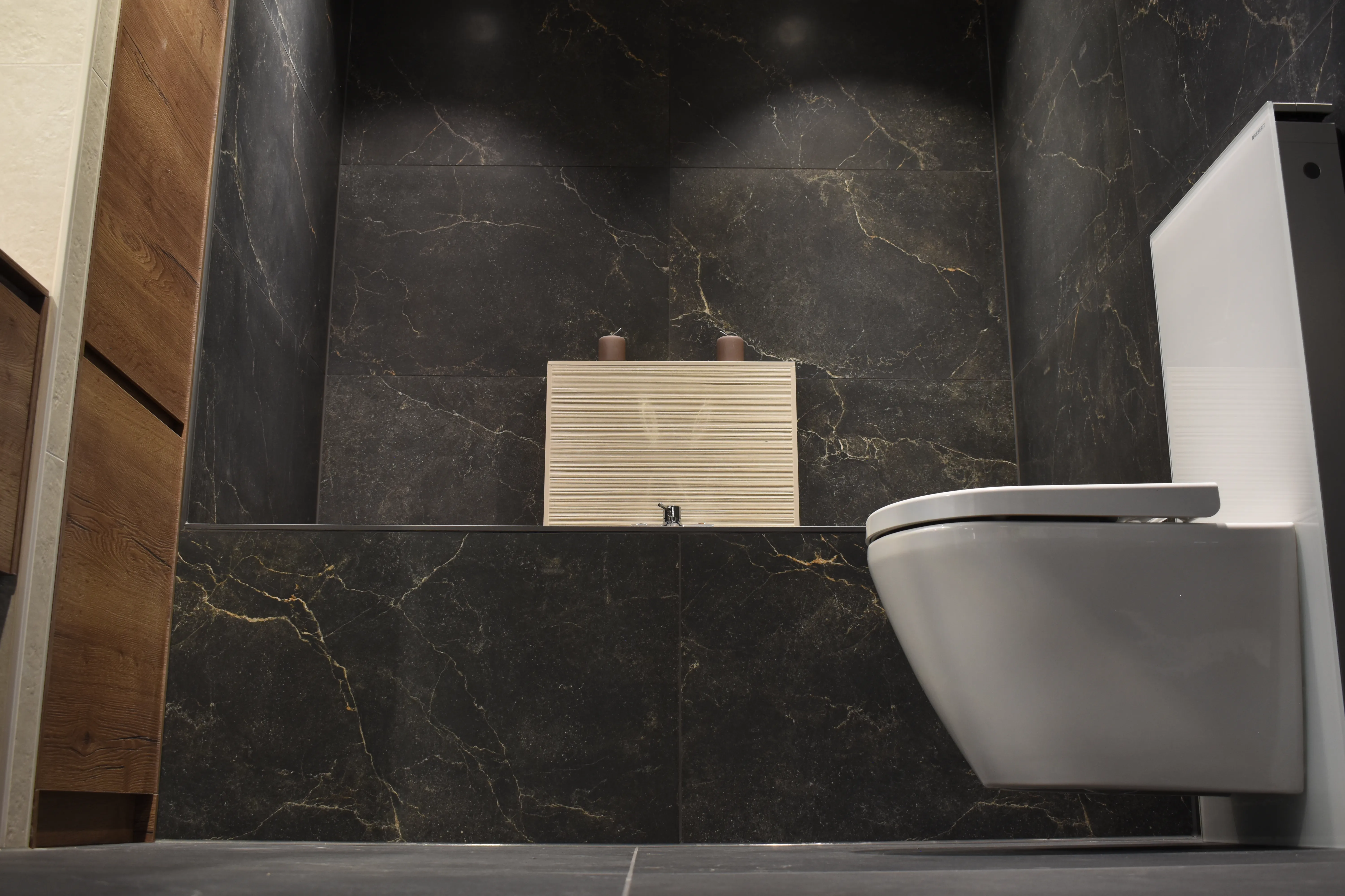 Modernes Badezimmer mit Regendusche und Natursteinwänden